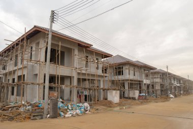 İnşaat alanındaki yeni ev inşaatı devam ediyor