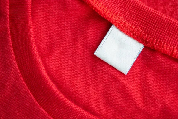 Witte Blanco Kledinglabel Nieuwe Rode Katoenen Overhemd Textuur Achtergrond — Stockfoto