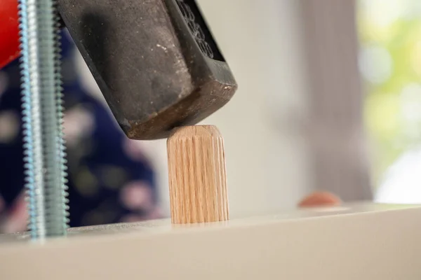 Homem Montando Móveis Casa — Fotografia de Stock