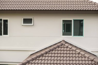 Modern pencere çerçevesi evin dışında