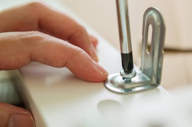 Mobilyaları evde tornavida kullanarak monte et