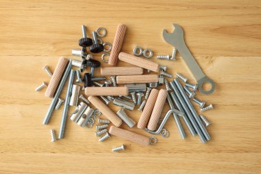 Tahta masaya vida anahtarı ve cıvata ile mobilya alet takımı monte