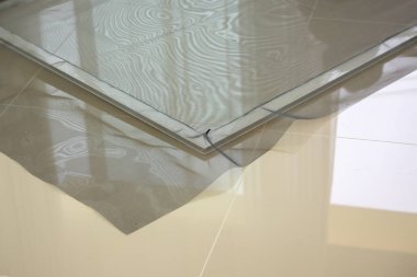 Adam böcek karşısında ev penceresine sivrisinek ağı ekran döşedi