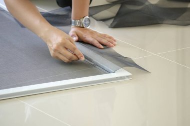 Adam böcek karşısında ev penceresine sivrisinek ağı ekran döşedi