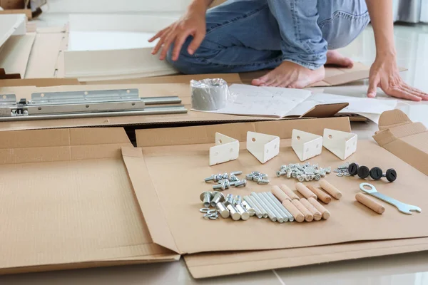 Man Assembling White Table Furniture Home — Stock Photo, Image