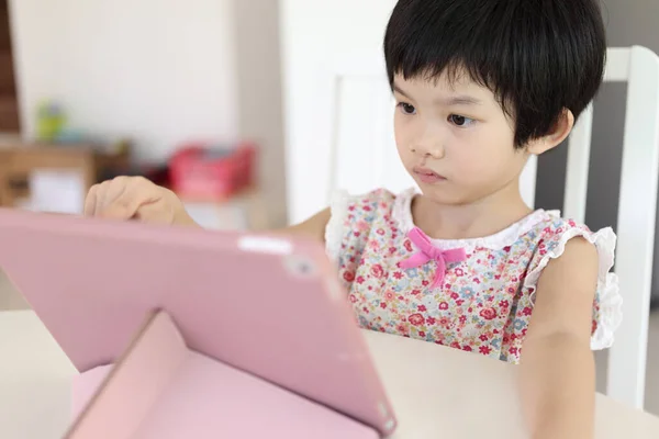 Little Azjatki Dziewczyna Gra Cyfrowy Tablet Domu — Zdjęcie stockowe