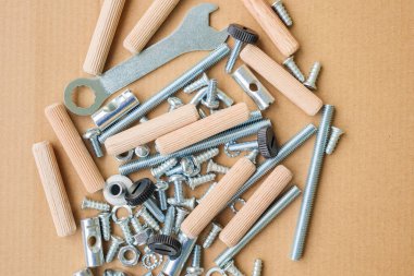 Karton kağıt dokusu üzerine vida anahtarı ve cıvata ile mobilya araç kiti monte