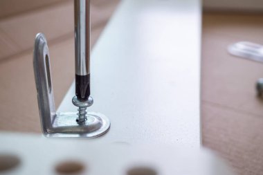 Mobilyaları evde tornavida kullanarak monte et