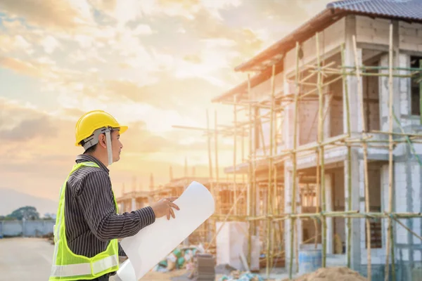 Joven Ingeniero Profesional Casco Protector Planos Papel Sitio Construcción Casa — Foto de Stock