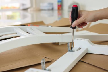 Mobilyaları evde tornavida kullanarak monte et