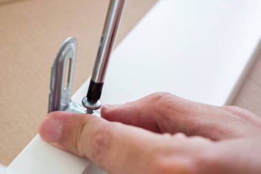 Mobilyaları evde tornavida kullanarak monte et