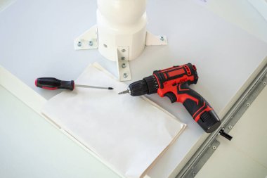 Kablosuz tornavida ahşap masa montaj mobilyası konsepti