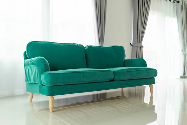 客厅里屋背景的绿色沙发 — 图库照片