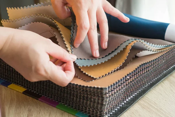 Kvinnlig Designer Med Tyg Färgprover Välja Textil För Gardiner — Stockfoto