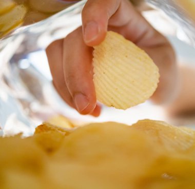 Atıştırmalık çantanın içinde patates cipsi topluyorum.