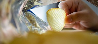 Atıştırmalık çantanın içinde patates cipsi topluyorum.