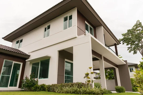 Mooi Modern Huis Exterieur Met Groen Gras — Stockfoto