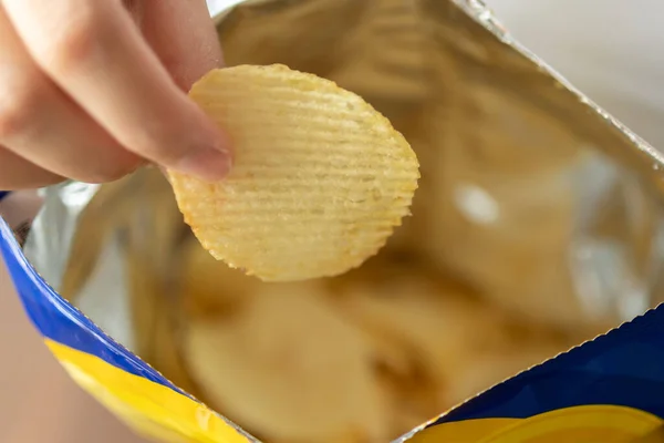 Batatas Fritas Mão Com Saco Lanche — Fotografia de Stock