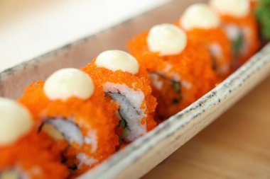 Suşi California maki dürümleri.