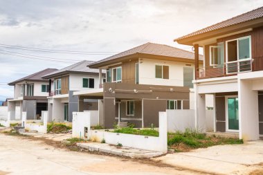 İnşaat alanındaki yeni ev inşaatı devam ediyor