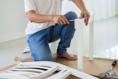 Mobilyaları evde tornavida kullanarak monte et