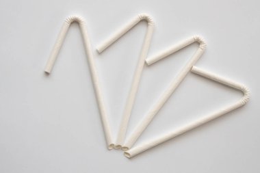 Biyo-çözünebilir çevre dostu beyaz kağıt beyaz arka planda saman içiyor