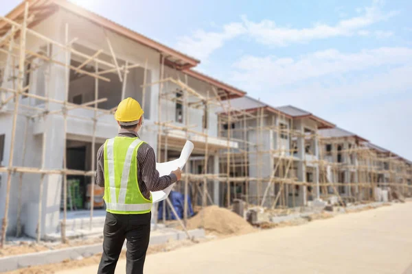 Joven Ingeniero Profesional Casco Protector Planos Papel Sitio Construcción Casa — Foto de Stock