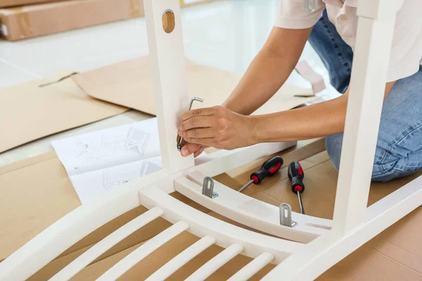 Man Assembling White Chair Furniture Home — Stock Photo, Image