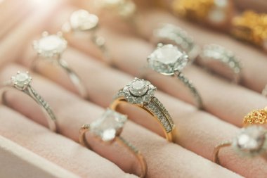 Mücevher elmas yüzükler kutuda.