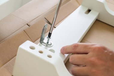 Mobilyaları evde tornavida kullanarak monte et