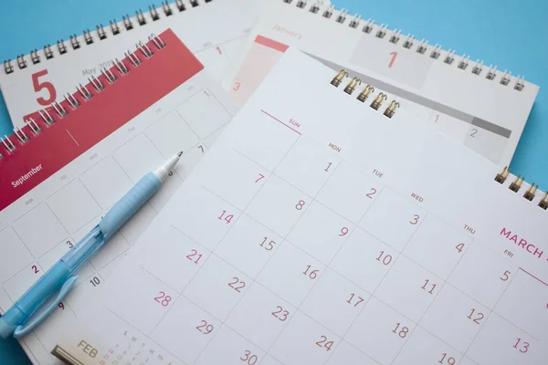 Calendario Página Con Pluma Cerca Fondo Azul Planificación Negocios Cita — Foto de Stock
