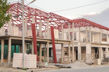 İnşaat alanındaki yeni ev inşaatı devam ediyor