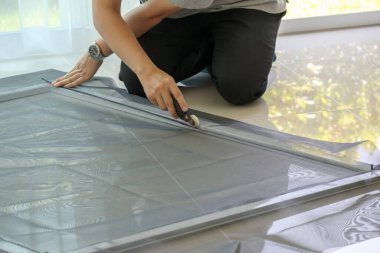 Adam böcek karşısında ev penceresine sivrisinek ağı ekran döşedi