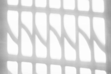 Beyaz duvar arkaplanındaki soyut gölge düşüşü