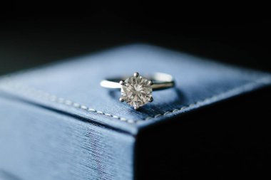 Mücevher kutusunda elmas yüzük