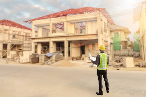 Joven Ingeniero Profesional Casco Protector Planos Papel Sitio Construcción Casa — Foto de Stock