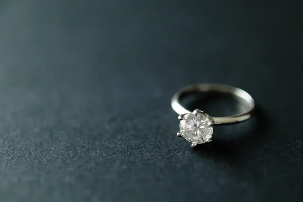 Diamond Ring Svart Konsistens Bakgrund — Stockfoto