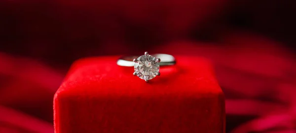 Δαχτυλίδι Διαμάντι Κουτί Δώρου Κοσμήματα Φόντο Κόκκινο Ύφασμα — Φωτογραφία Αρχείου