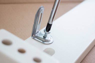 Mobilyaları evde tornavida kullanarak monte et