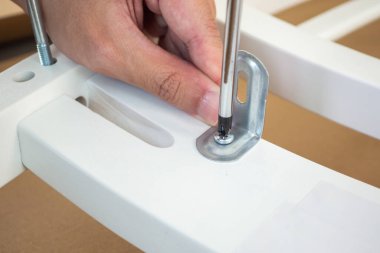 Mobilyaları evde tornavida kullanarak monte et