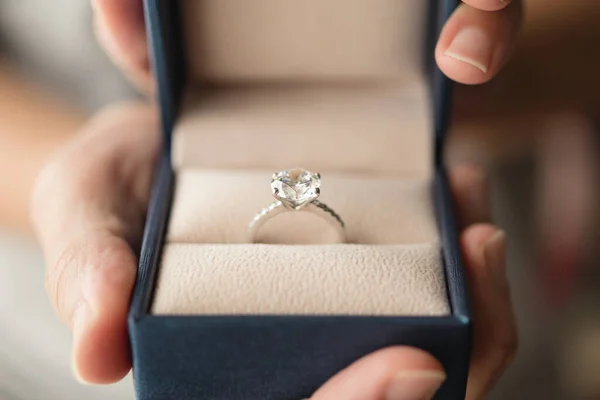 Anillo Diamantes Con Las Manos Joyero — Foto de Stock