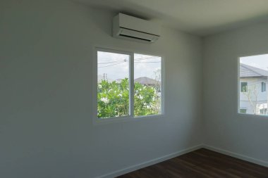 Boş oda, cam pencereli çerçeve iç mekan, beton duvarda klima var.