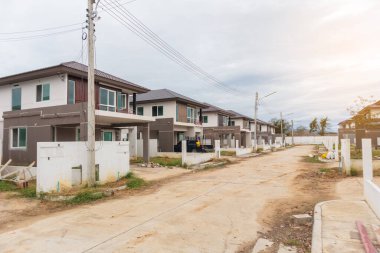 İnşaat alanındaki yeni ev inşaatı devam ediyor