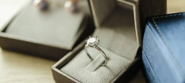 Δαχτυλίδι Διαμαντένιο Κουτί Δώρου Ξύλινο Τραπέζι — Φωτογραφία Αρχείου