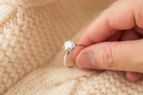 Mano Celebrar Hermosa Joyería Anillo Diamantes — Foto de Stock