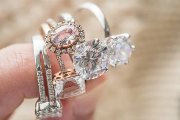 Hand Halten Schönen Schmuck Diamantring — Stockfoto