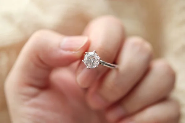 Hand Hold Beautiful Jewelry Diamond Ring Royalty Free Stock Photos