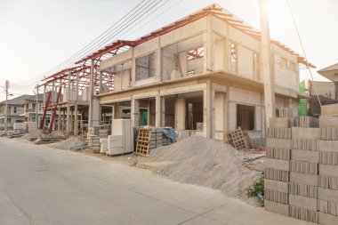 İnşaat alanındaki yeni ev inşaatı devam ediyor