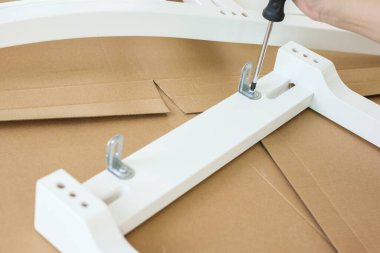 Mobilyaları evde tornavida kullanarak monte et