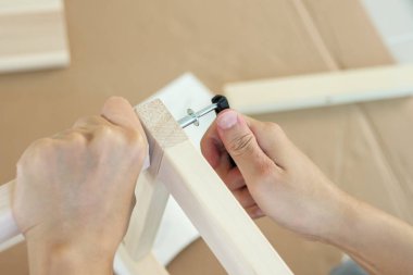 Evdeki ahşap mobilyaları vida Allen 'ı kullanarak monte et